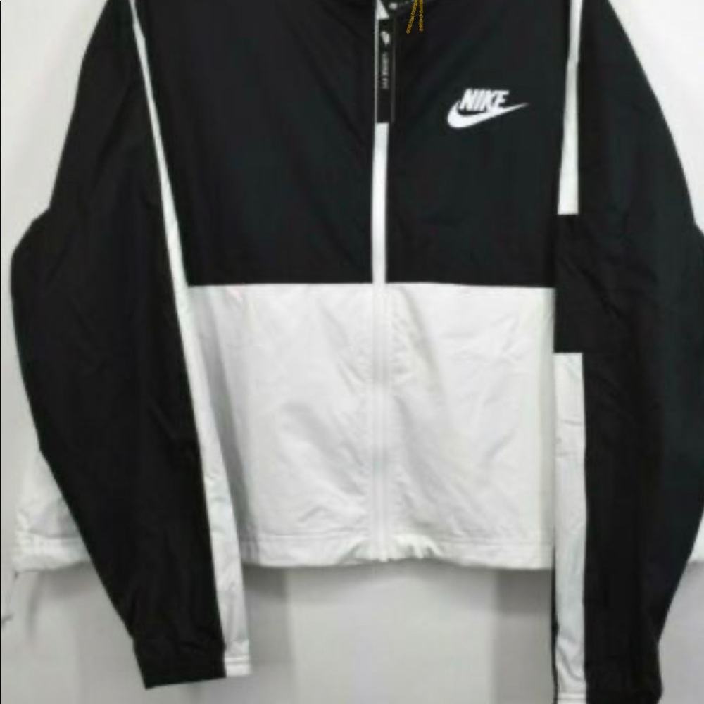 Nike – Swoosh Colorblock Zip Front Hooded Jacket
BLACK/WHITE / XL